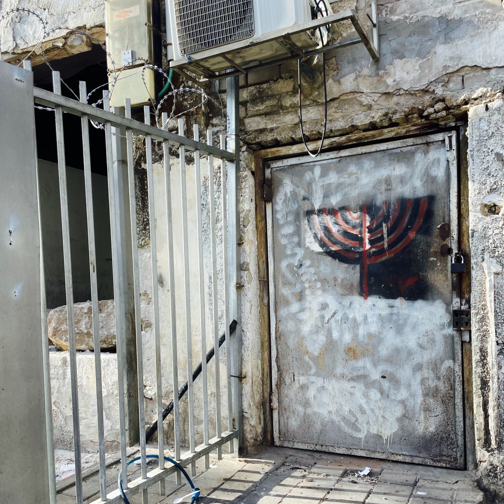 בני ברק 22, נווה שאנן, תל אביב-יפו. גרפיטי מנורה, לפני הריסת הבניין