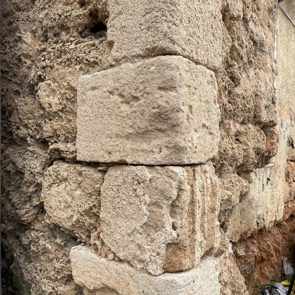 שיני אבן גיר בקיר אבני כורכר, רחוב מסלנט 50, תל אביב-יפו